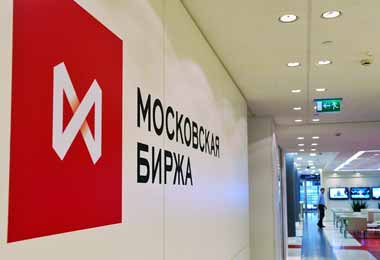 Мосбиржа временно приостановила торги на валютном рынке и рынке драгметаллов