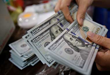 США запрещают поставки наличных долларов в Россию