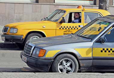 Предлагаемые меры по регулированию перевозок такси могут сократить налоговые отчисления и вернуть серый рынок — эксперт