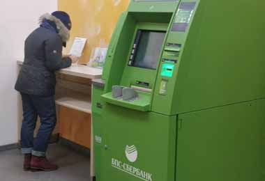 БПС-Сбербанк запретит снимать валюту в своих банкоматах по картам других банков