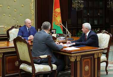 Лукашенко потребовал не допустить падения в промышленности из-за санкций