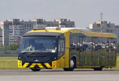 Перронный автобус МАЗ второго поколения начал работу в Омском аэропорту