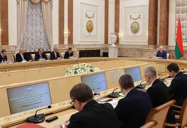 Лукашенко призвал не допускать роста цен при ответе на западные санкции