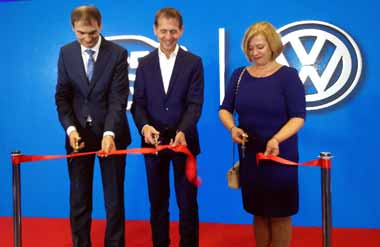 На фото: генеральный директор группы Volkswagen в Беларуси Сергей Самойло, региональный куратор/управляющий по странам Беларусь, Россия, Казахстан Jesko Schroeder, автовладелица Volkswagen Наталья Долинная. Фото А. Хмельницкого