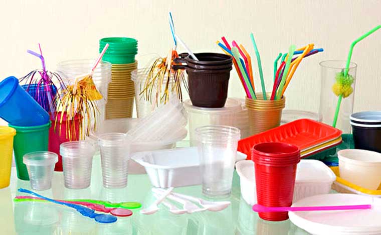 МАРТ определил перечень одноразовой пластиковой посуды, запрещенной в общепите