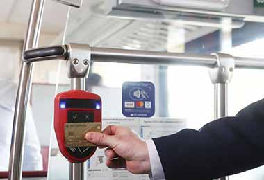 Более 1,1 тыс пассажиров за неделю использовали банковские карты для оплаты проезда в поездах городских линий