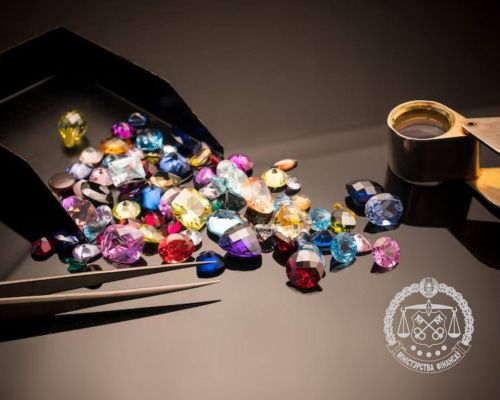 Минфин напомнил о необходимости получения лицензии при работе драгметаллами и камнями