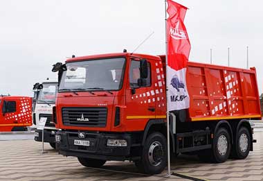 Самосвал МАЗ-650128 предназначен для перевозки сыпучих грузов, для которых установлен кузов на 20 кубометров. 