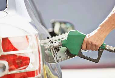 В Беларуси на среднюю зарплату можно купить 637 литров бензина — исследование
