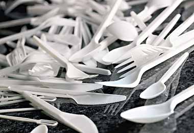 В Беларуси запретят использование пластиковой посуды в объектах общепита с 2021 г
