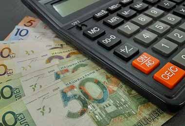 Средняя зарплата в Беларуси в январе упала почти на 200 бел руб