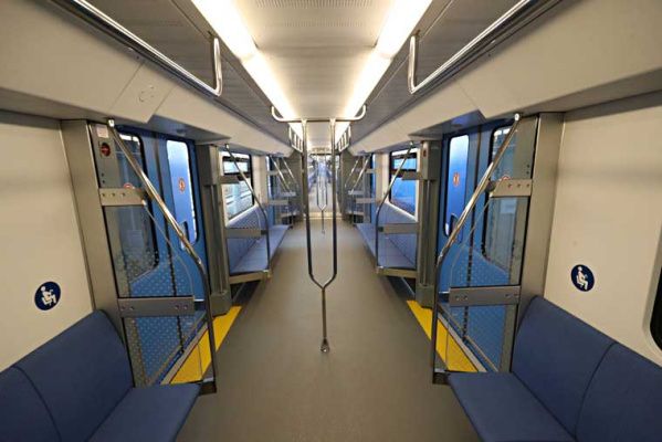 Для внутреннего дизайна новых вагонов метро характерны применение светлых оттенков цветов, лаконичные формы и цельность пространства.