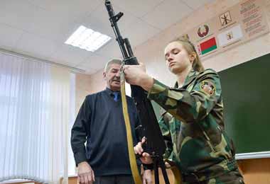 В белорусских школах снова появятся военруки