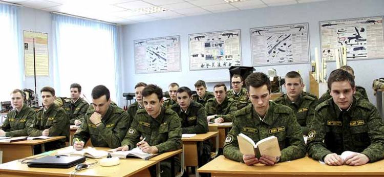 Правительство расширило список вузов с военной кафедрой
