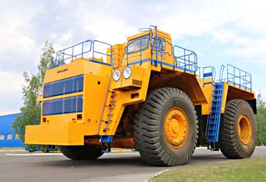 БелАЗ собрал новую модификацию самого большого карьерного тягача-буксировщика