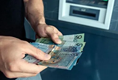 Средняя зарплата в Беларуси в январе снизилась сразу на 355,6 бел руб