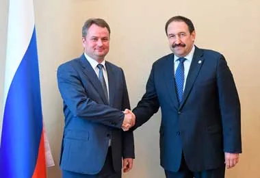 Министр промышленности Беларуси Павел Утюпин (слева) и премьер-министр Республики Татарстан Алексей Песошин обсудили вопросы сотрудничества в промышленной сфере. Фото embassybel.ru