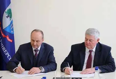 Соглашение подписали первый заместитель председателя правления ОАО «АСБ Беларусбанк» Александр Поливко (слева) и ректор БГТУ Игорь Войтов. Фото belarusbank.by