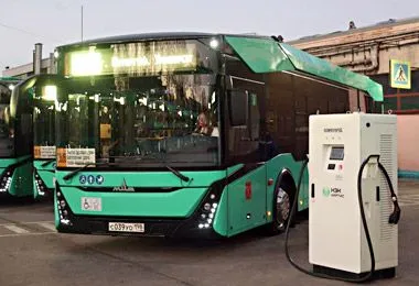 Партия из 100 таких машин была поставлена в Санкт-Петербург в конце 2025 г и стала самой масштабной поставкой серийных электробусов с ночной зарядкой в Российскую Федерацию.