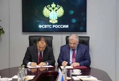 Подписи под документом поставили председатель Государственного военно-промышленного комитета Беларуси Роман Головченко (слева) и директор Федеральной службы по военно-техническому сотрудничеству России Дмитрий Шугаев. Фото vpk.gov.by