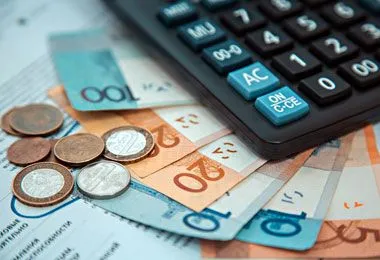 Средняя зарплата в Беларуси в декабре выросла сразу на 409 бел руб