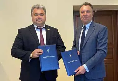 План-стратегию мероприятий по взаимодействию подписали генеральный директор РУП «Белтаможсервис» Вадим Бабарикин (слева) и председатель БелТПП Владимир Улахович.