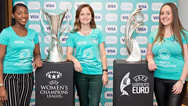 Исполнительный директор европейского отделения Visa Шарлотт Хогг (в центре) с сотрудницами Visa Мунирой Сойерс (слева) и Оливией Айронмонгер (справа). Фото ©Visa Inc, 2018