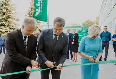 В открытии магазина приняли участие генеральный директор ОАО «Управляющая компания холдинга «Бобруйскагромаш» Надежда Лазаревич, заместитель министра промышленности Александр Огородников и председатель городского исполнительного комитета г. Бобруйска Александр Студнев.