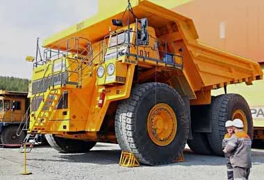 БелАЗ поставил два новых 240-тонных самосвала на Качканарский ГОК