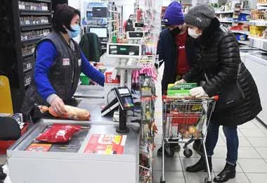 Мингорисполком запретил магазинам и кафе обслуживать посетителей без маски