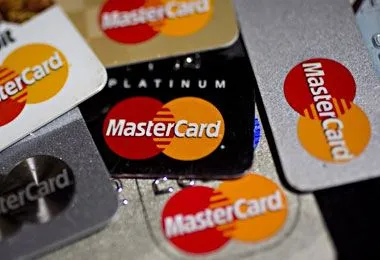 Два белорусских банка сообщили о прекращении работы карт Mastercard за рубежом
