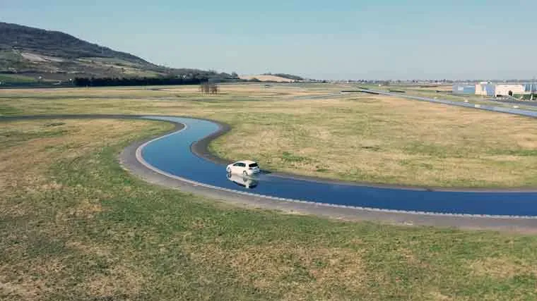 Искусственный полив работает вдоль всей трассы