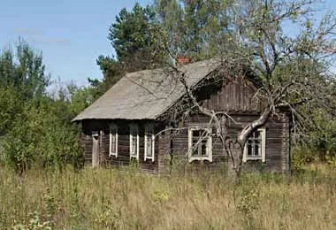 Лукашенко разрешил продавать пустующие дома на селе за одну базовую величину