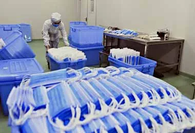 Правительство ввело временный запрет на вывоз масок и некоторых видов медицинских товаров из Беларуси