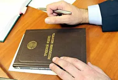 Руководителей госорганов Беларуси обязали при приеме граждан на работу запрашивать характеристики с предыдущей работы — декрет