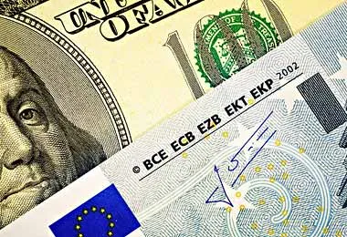 Курс евро на Московской бирже опустился ниже 1,01 долл впервые с декабря 2002 г