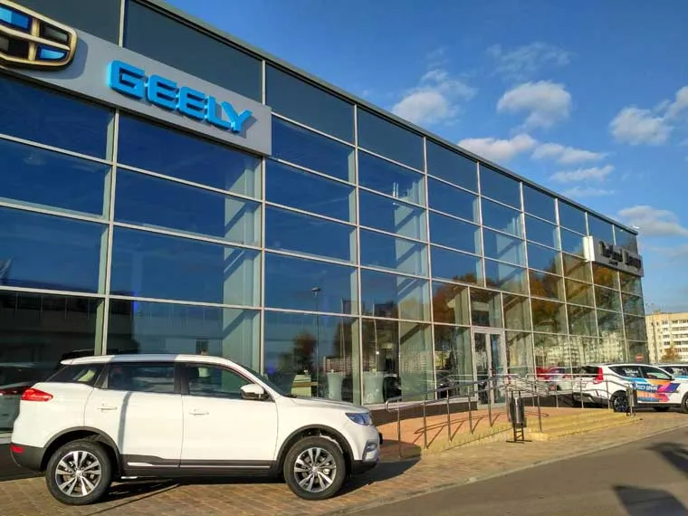 Автоцентр «Даймонд Сити Центр» по продаже автомобилей Geely. Фото Александра Хмельницкого