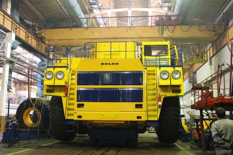 Самосвал БЕЛАЗ-75313 готов к спуску с конвейерной ленты. Фото belaz.by