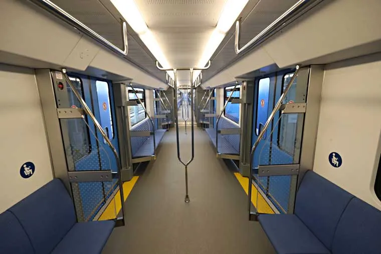 Для внутреннего дизайна новых вагонов метро характерны применение светлых оттенков цветов, лаконичные формы и цельность пространства.