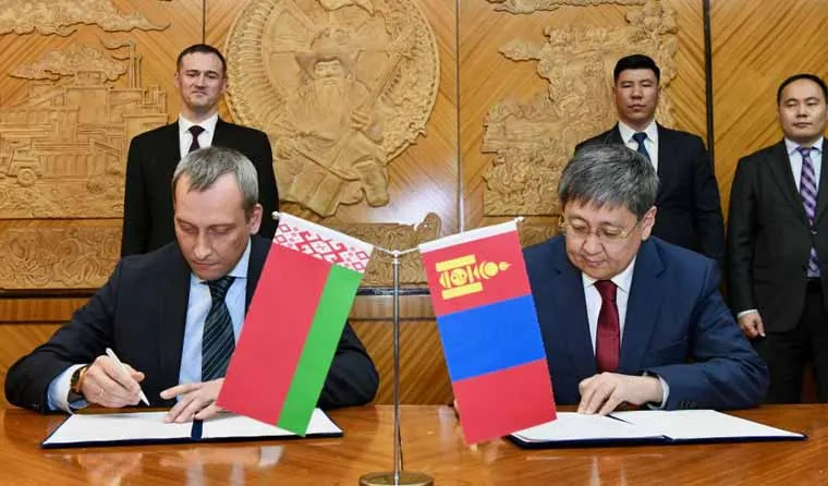 С белорусской стороны соглашение подписал заместитель председателя правления Банка развития Иван Вареница, с монгольской стороны - министр финансов Чимэдийн Хурэлбаатар. Фото brrb.by